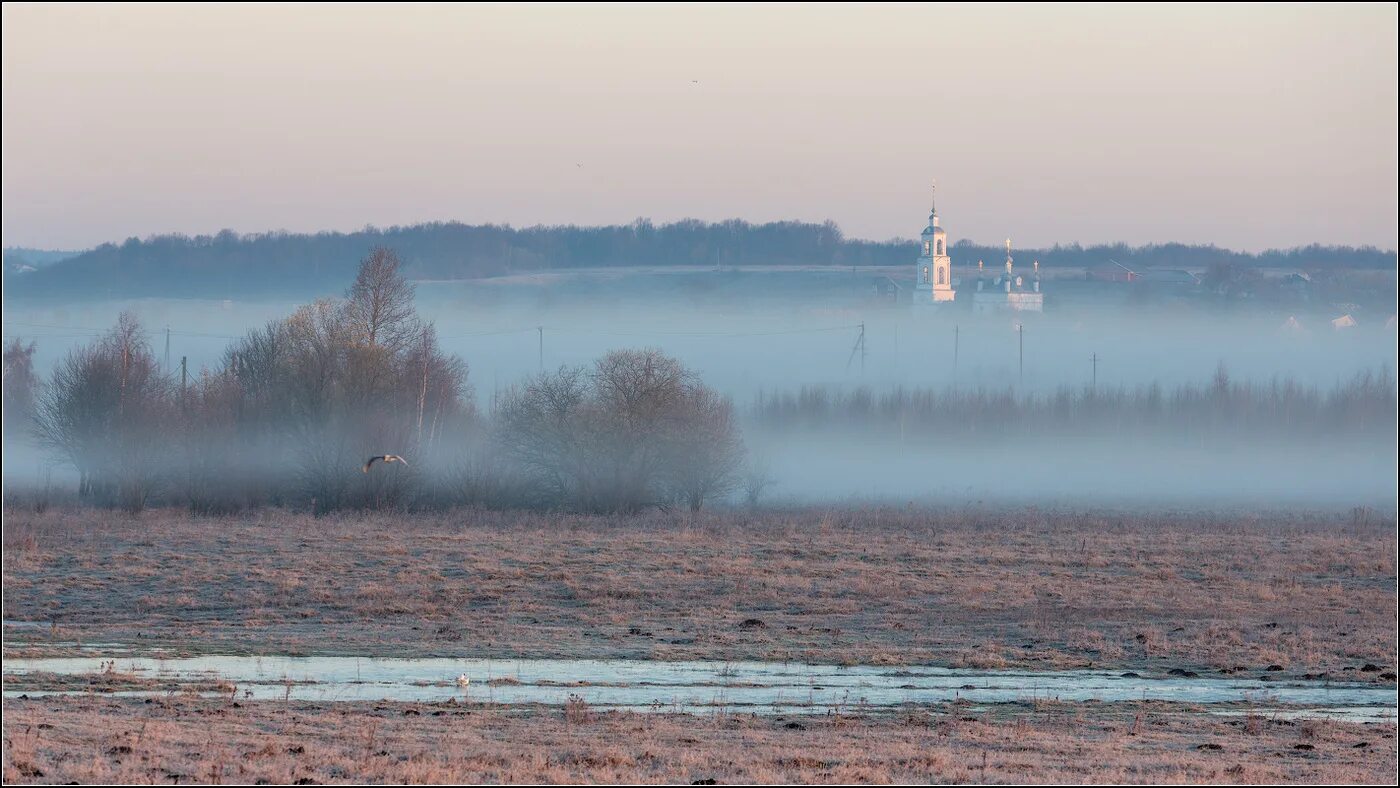 И воды зайдут низинами. Озеро Леушинский туман. Переяславль Залеский туман. Озеро Леушинский туман Кондинский район. Туман в окрестности.