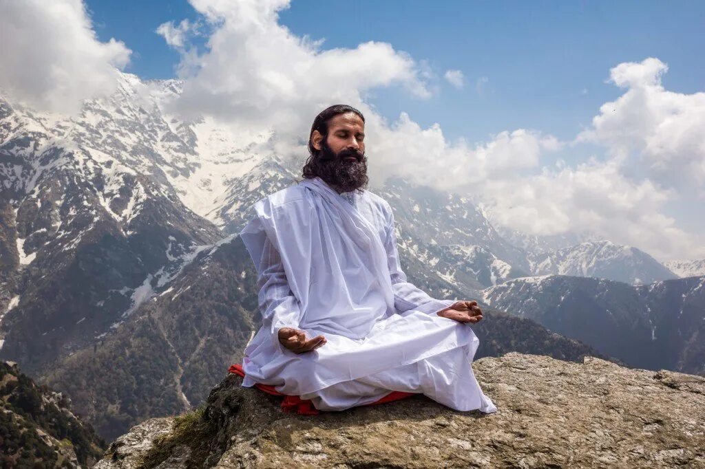 Духовный широкий. Монах йогин. Мудрец медитирует. Медитация в горах.