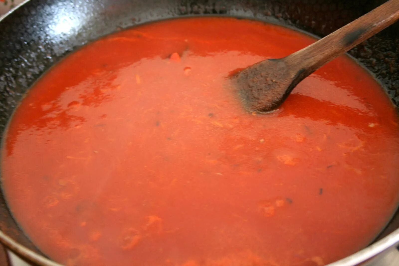 Красный соус в кастрюле. Соус на сковороде. Подлив из муки и томатной пасты и воды с луком и морковью и сосисками. Соус красный готовят на молоке бульное. Подлива томатная с мукой и сметаной
