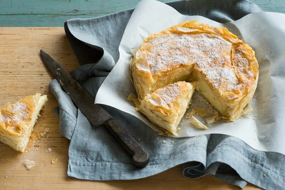 Пирог бугаца с заварным кремом. Греческий пирог с кремом бугаца. Крем бугаца греческий. Греческий пирог с кремом бугаца. Пирожное греческое.