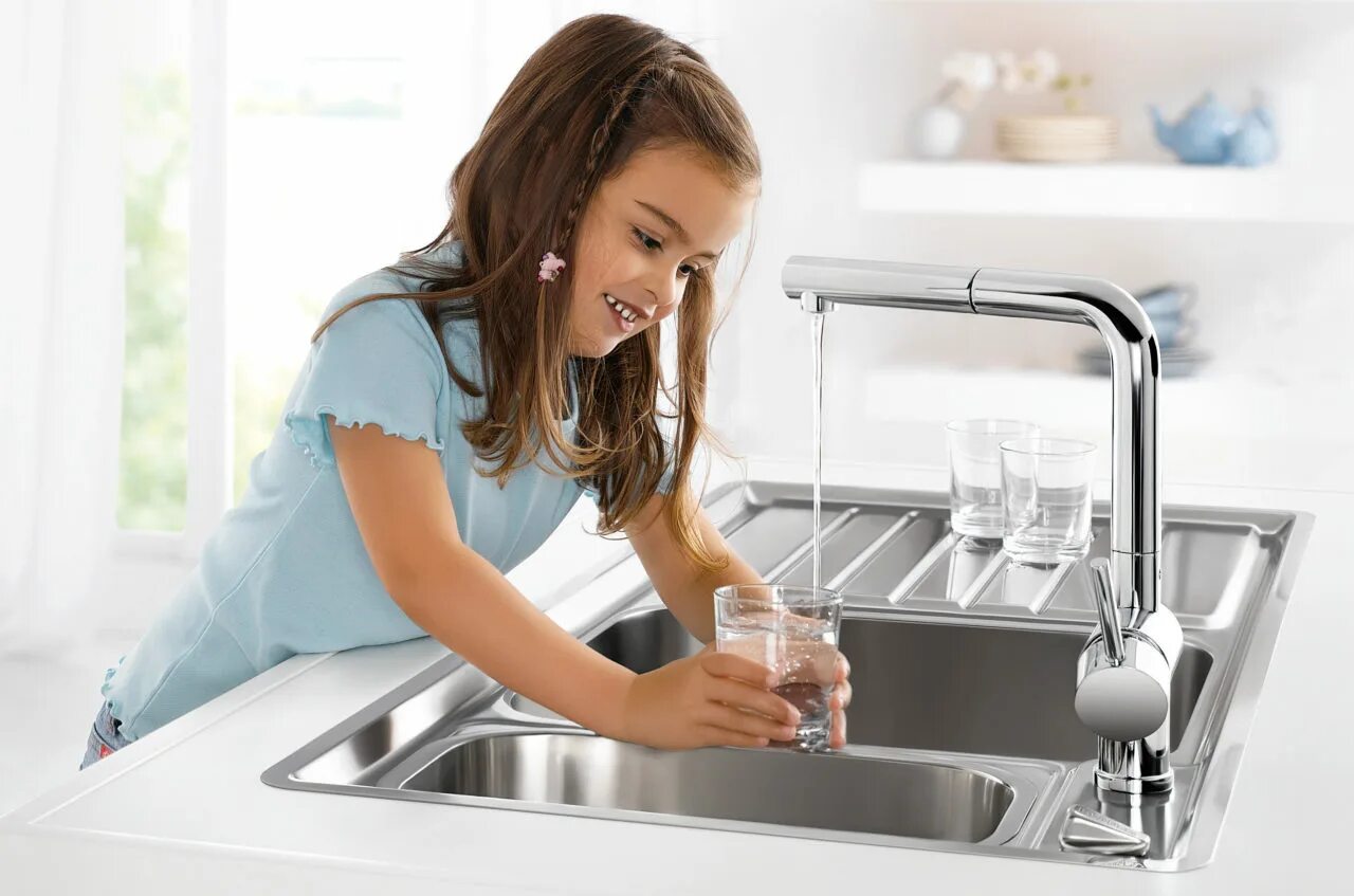 Домашняя вода. Чистая вода кухня. Наливать воду. Девочка наливает воду. Наливает воду из крана.