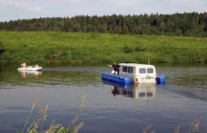 Самодельный паром. Плавающий УАЗ Буханка. УАЗ Буханка амфибия. УАЗ Буханка в брод. Плот для переправы.