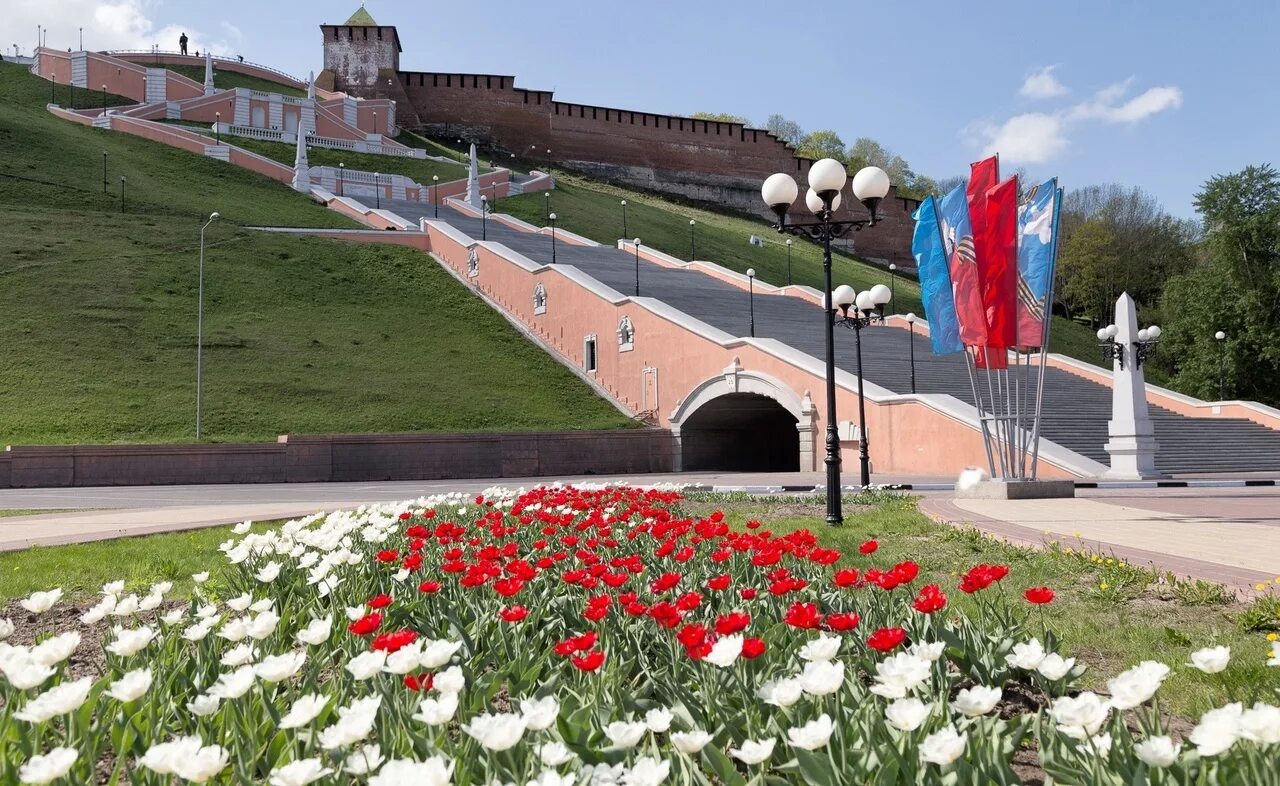 Нижегородский Кремль клумбы. Цветники Нижний Новгород Кремль. Озеленение Нижегородского Кремля.