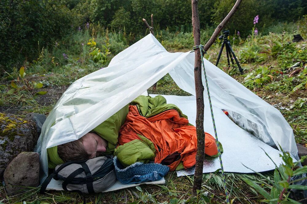 Ужасный поход. Ужасная палатка. Палатка лес дождь. Палатка в дождливом лесу. Сломанная палатка.