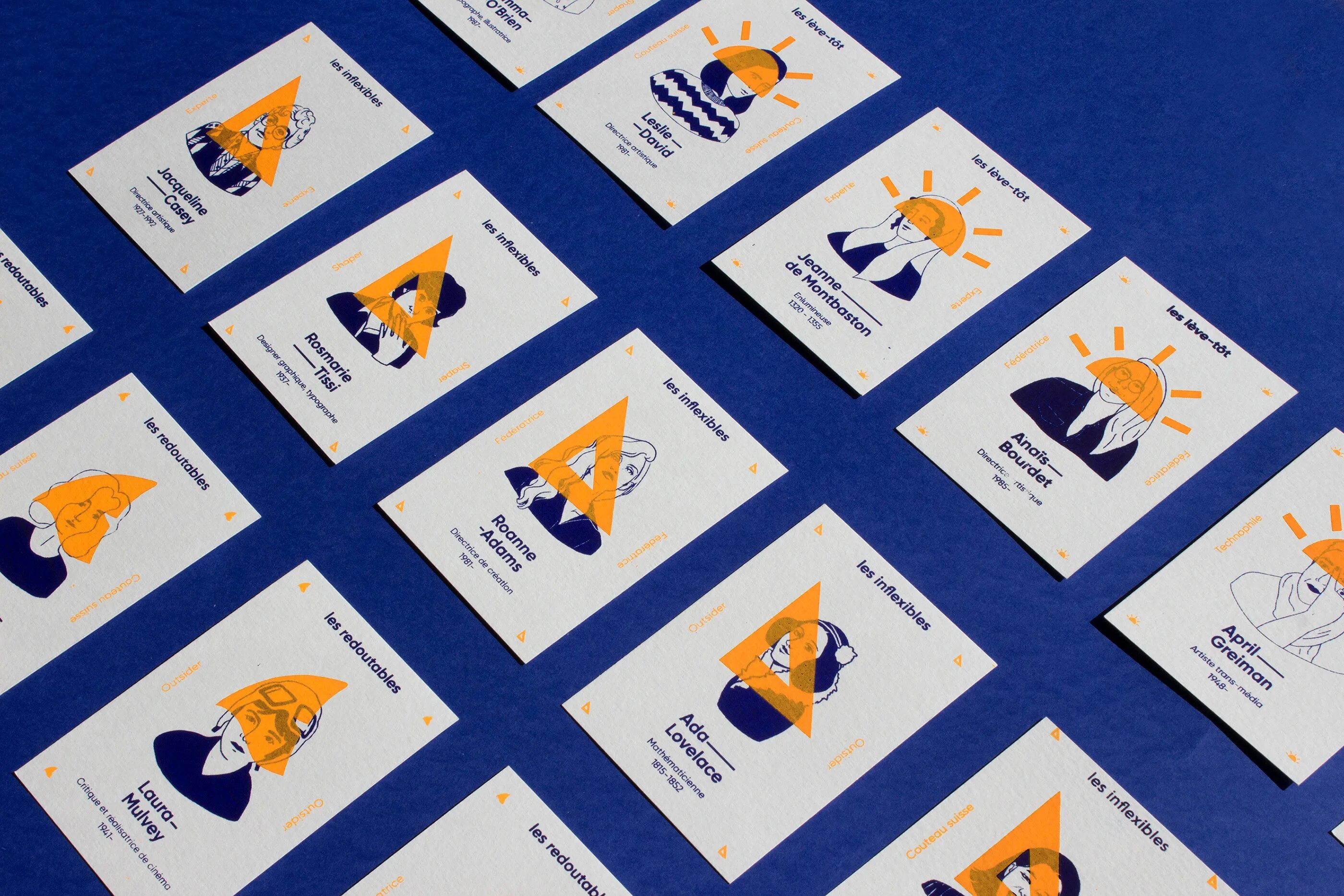 Флаеры игровых клубов. Игра листовки. Буклеты для родителей. Игра листовки. Рабочий с листовкой.