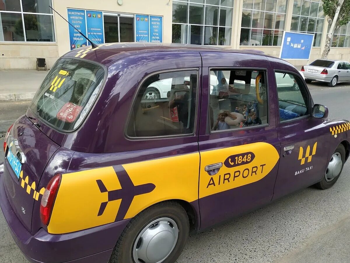 Такси в грузии. Такси в Баку баклажан. Бакинское такси баклажан. Такси баклажан Азербайджан. Бакинское такси.
