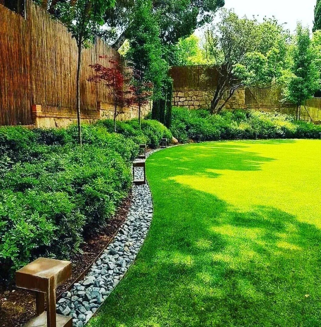 jardin-pente-pelouse-allée-pierre-naturelle-buis-boules Garden design, Japanese 