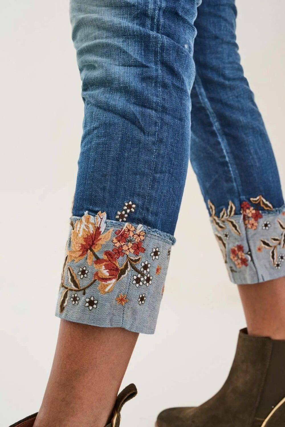 Джинсы декорированные. Джинсы с вышивкой. Джинсы с вышивкой женские. Украсить джинсы. Как украсить джинсы