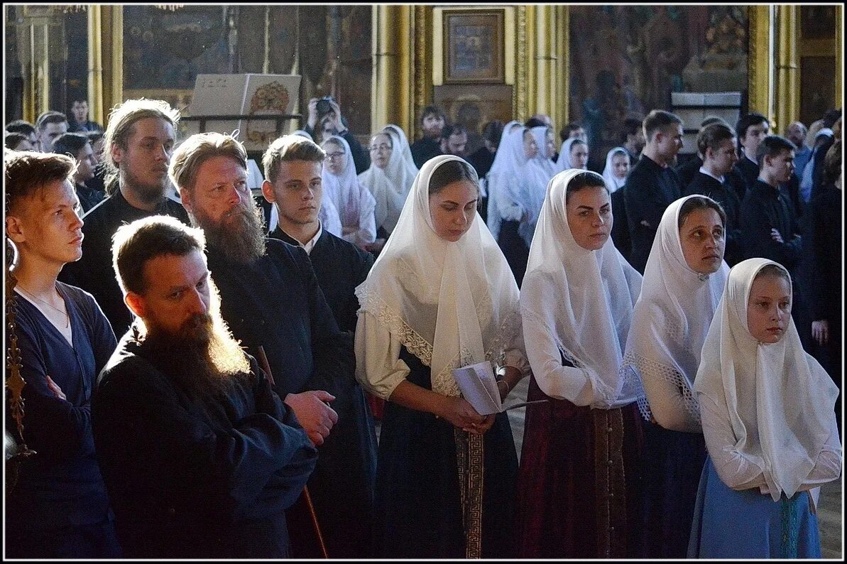В церковь принято ходить. Староверы храм. старообрядки в храме. староверы в храме женщины. старообрядцы одежда в церковь.