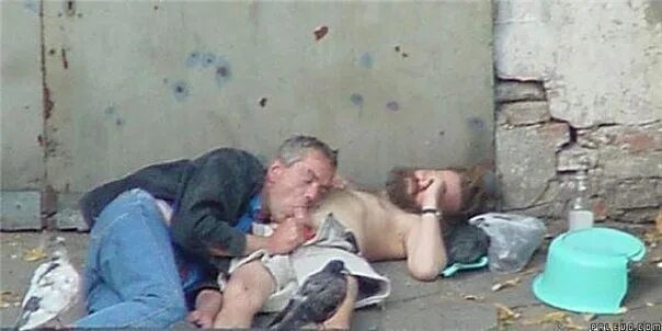 Пьяные бомжи трахают друг друга