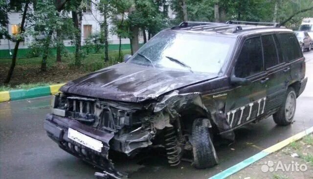 Битый крузак 100. Разбитый гранд чероки 1996. Битавто картинки. Битый форд эксплорер 5. Битые внедорожники на авито.