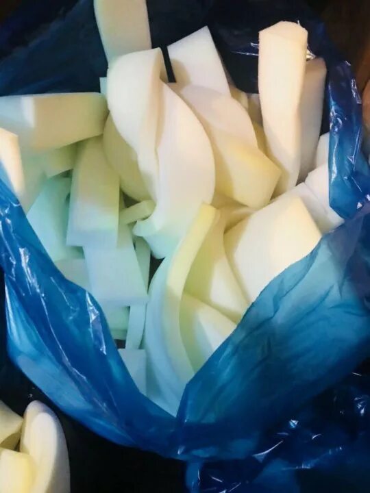 Обрезки поролона. Обрезки поролона. Обрезки поролона. Поролон мусор. Обрезки поролона купить в москве.