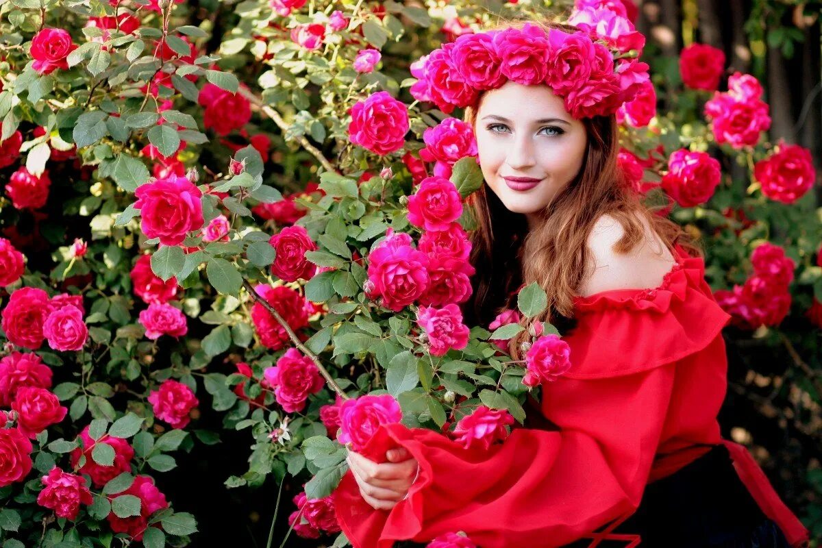 Девушка розы видео. Женщина с цветами. Девушка с розой. Фотосессия с цветами. Фотосессия в цветах.