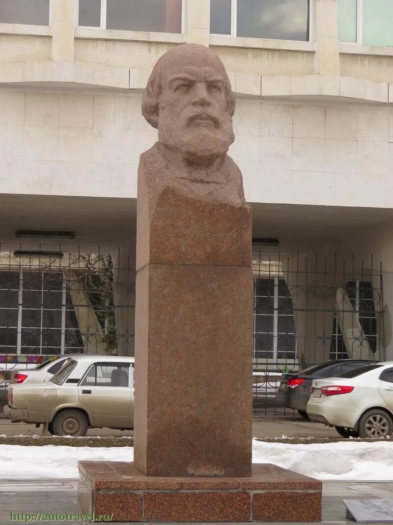 Памятник гимову в ульяновске. Гимов памятник ульяновск \. Памятник гимову в ульяновске. Памятники ишеевки. Памятник илье ульянову в ульяновске.