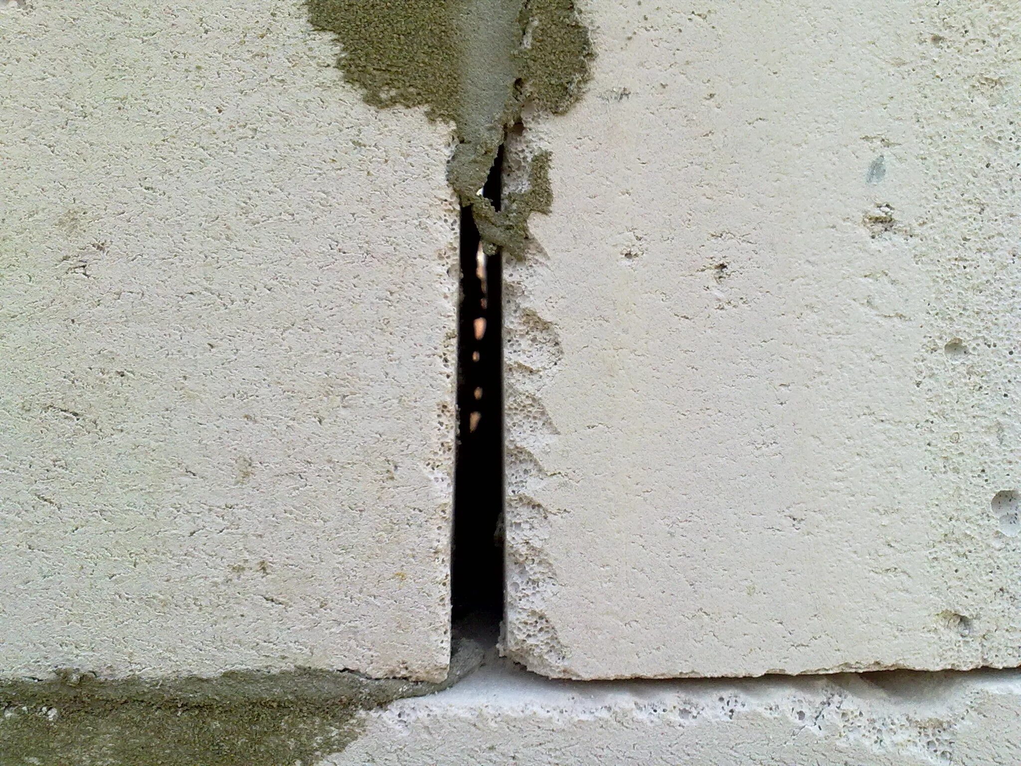 Заделка трещин. Заделка рустов плит перекрытия. Вертикальные трещины в стенах. Щель в стене. Трещина между БЛОКАМИ В стене.