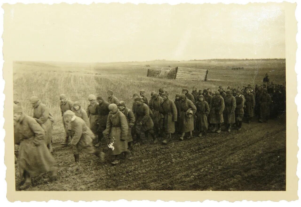 Плен под вязьмой. Пленные под вязьмой в 1941. Вязьма 1941 окружение. Советские пленные под вязьмой 1941. Плен под вязьмой.