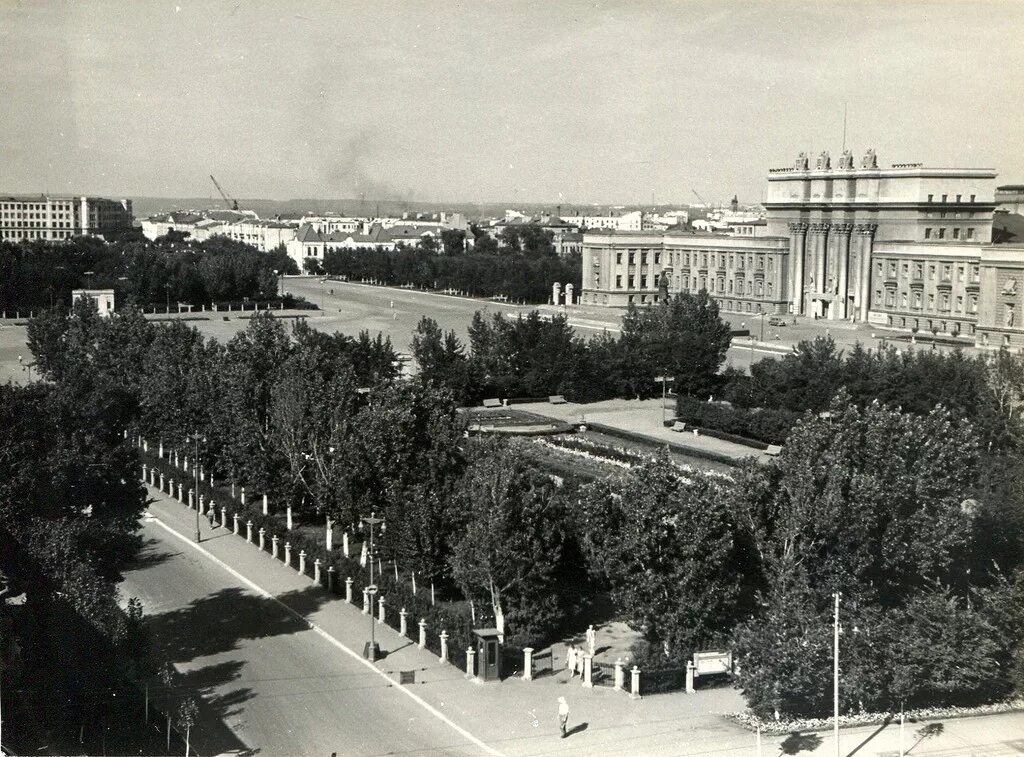 Цум самара куйбышев. Вокзал г. Самара раньше была. Куйбышев самара в 1942 год. Улица куйбышева самара старинный здания.