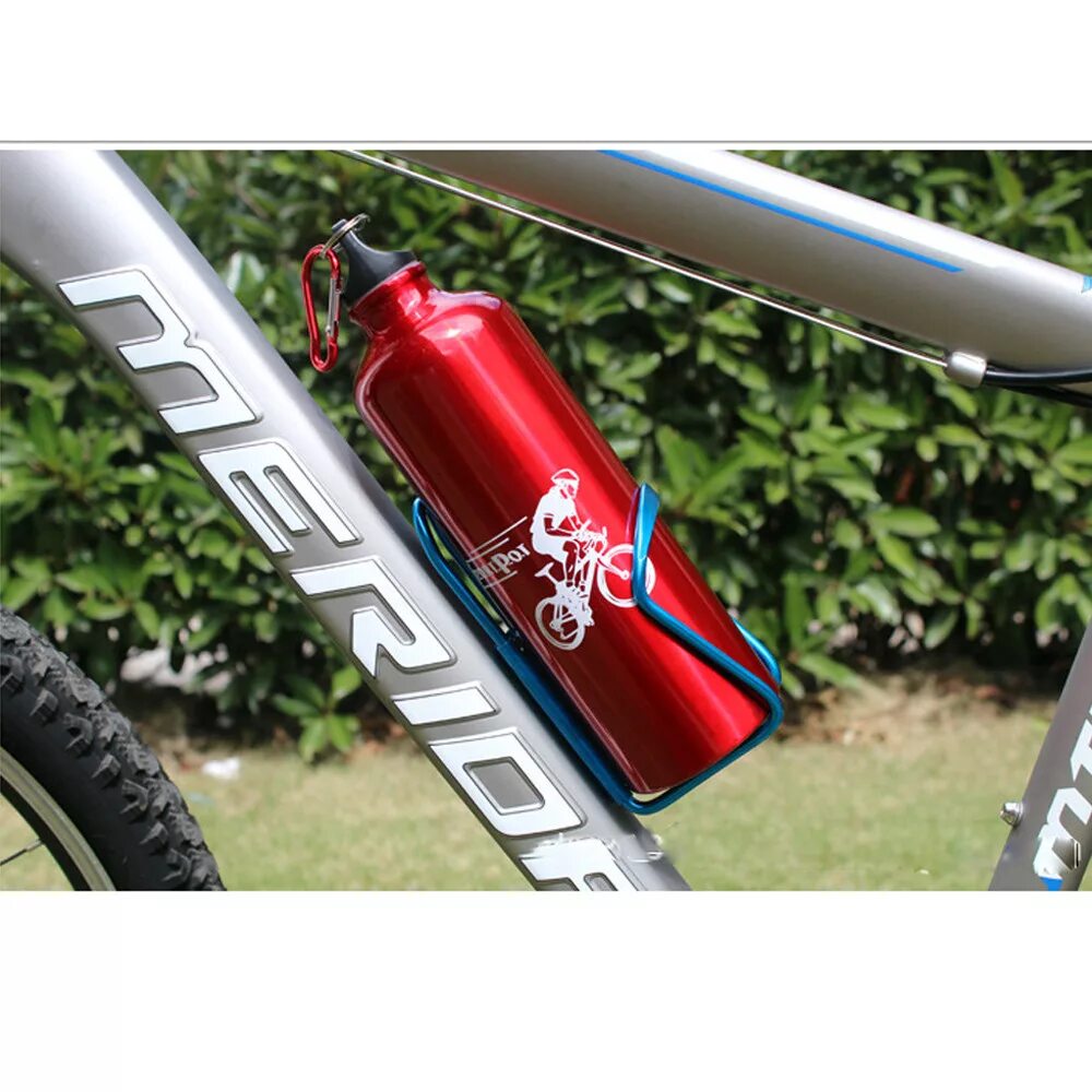 Держатель для бутылки на велосипед. Бутылка для велосипеда. Кронштейн для бутылки на велосипед. Бутылка для воды на велосипед.