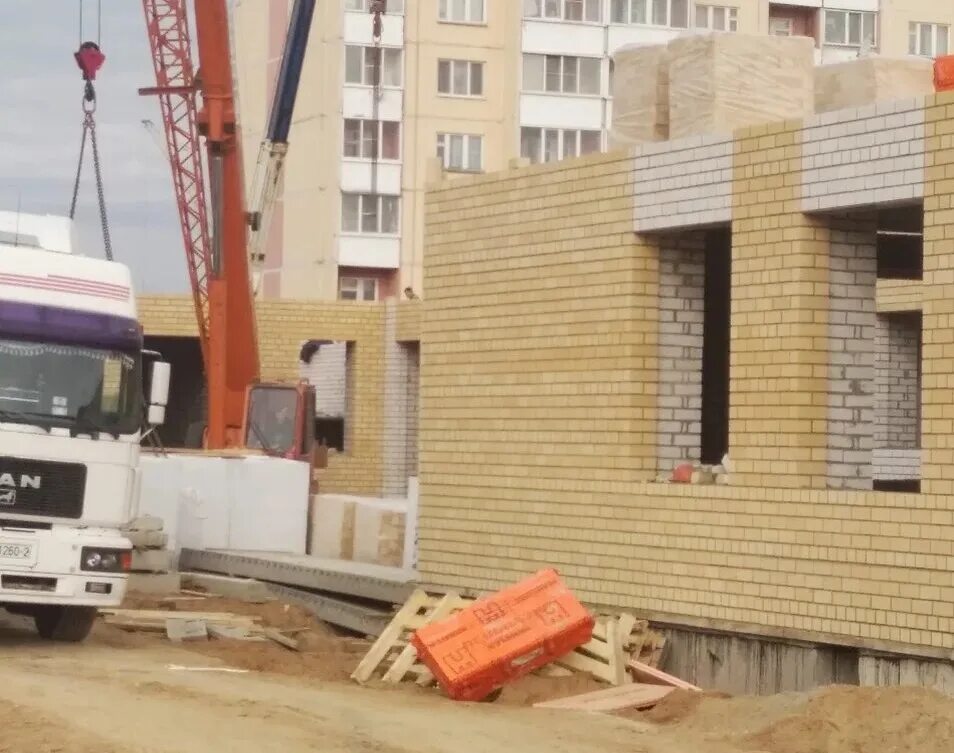Стадион на королевке. Королевка поликлиника смоленск. Что строят на королевке смоленск 2022. Строительство фото. Детский сад на авиаторов смоленск.
