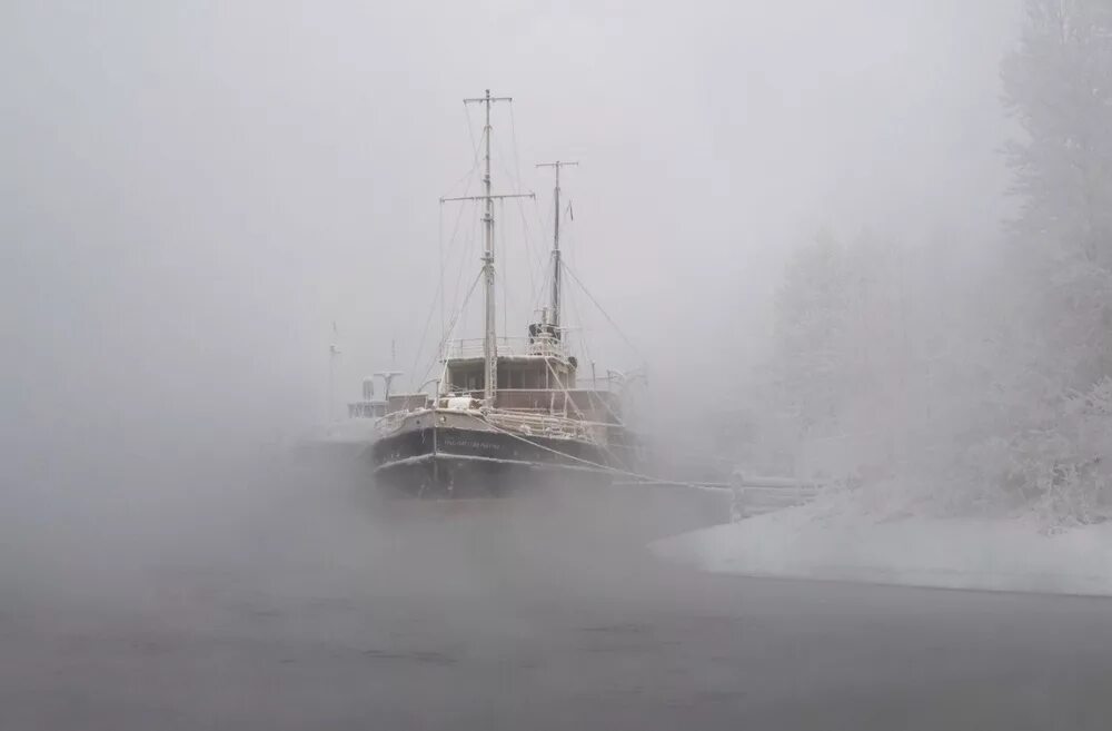Парусник в тумане. Вьюга маяк. Неаполитанский маяк айвазовский. Метель фэнтези. Путник в метель.