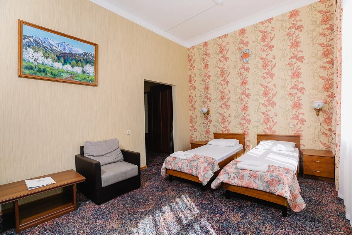 Отель виноградный сочи. Отель кристалл сочи. 2 семьи сочи. Адлер отель виноградный. Сочи мини отель кристалл.