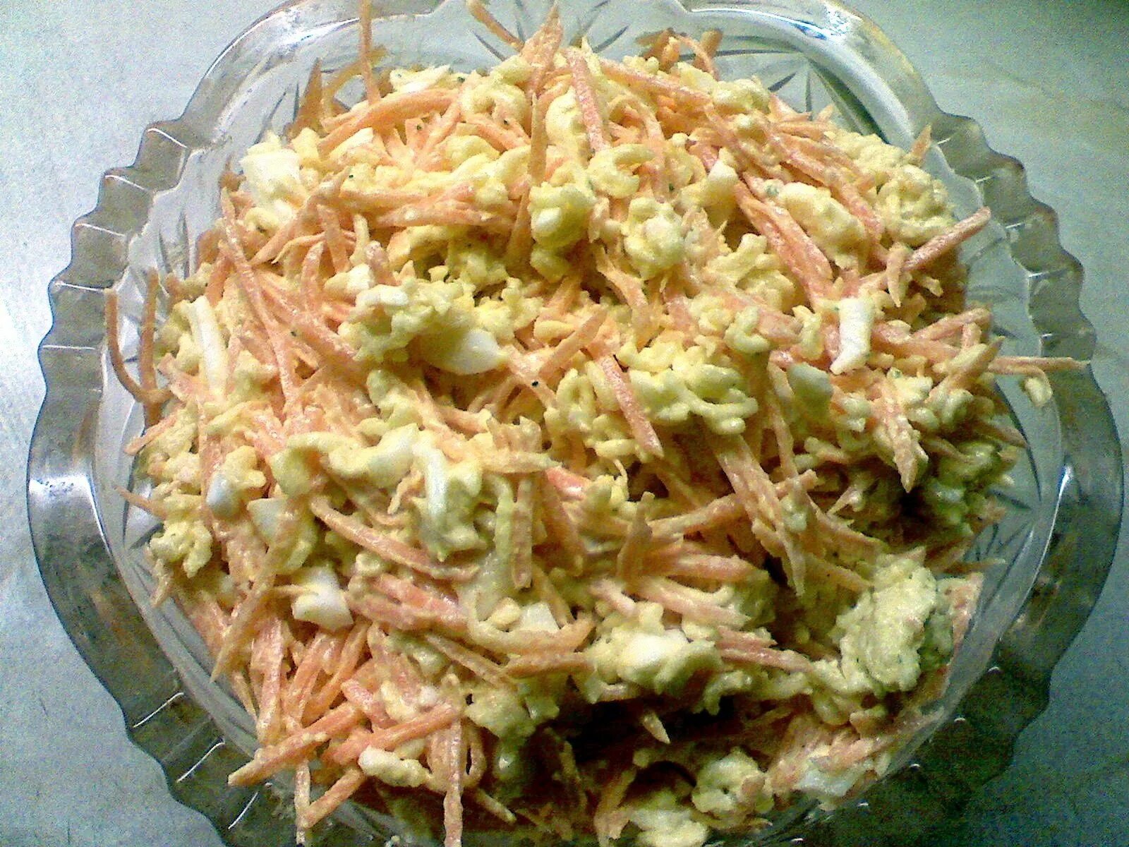 Сделать какой нибудь салат. Салаты простые и вкусные. салат быстрый и вкусный. салат с вермишелью быстрого приготовления. салаты на скорую руку из простых продуктов.