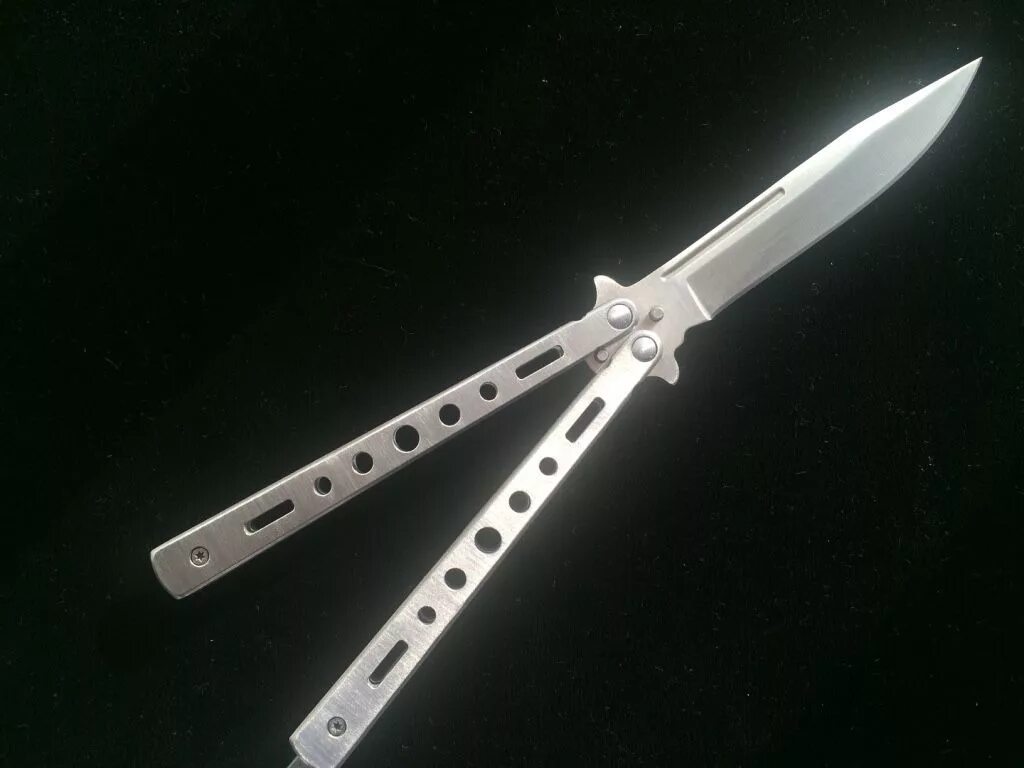 Нож бабочка белый. Benchmade 85. Нож бабочка баттерфляй тренировочный. Нож бабочка белый заостренный. Белый нож бабочка.