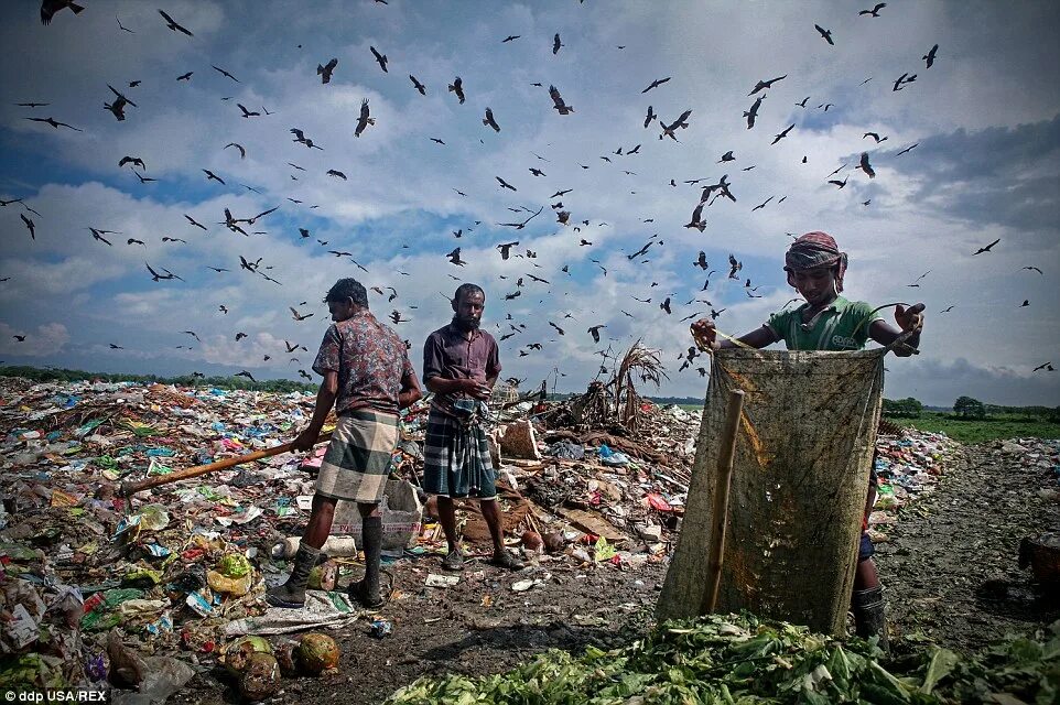 Rains waste. Дакка Бангладеш экология. Бангладеш промышленные отходы. Горы мусора в Африке.