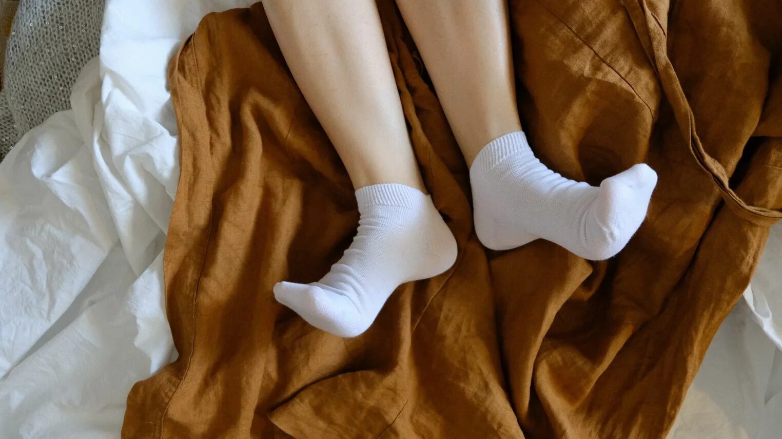 Ножки в носочках. Белые носки. Носочки белые женские. Ступни в носочках. Розово белые носки