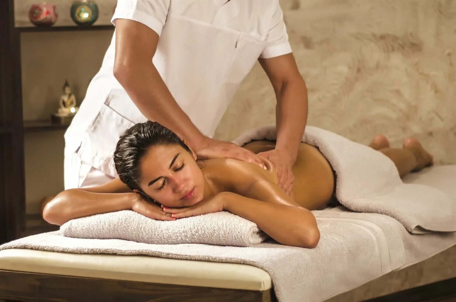 Массаж в 4 руки. Массаж картинки. Два массажиста видео. Тайский массаж рук. Массаж мужской и женский.