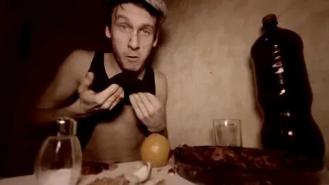 Я сижу на кухне хаваю борщ