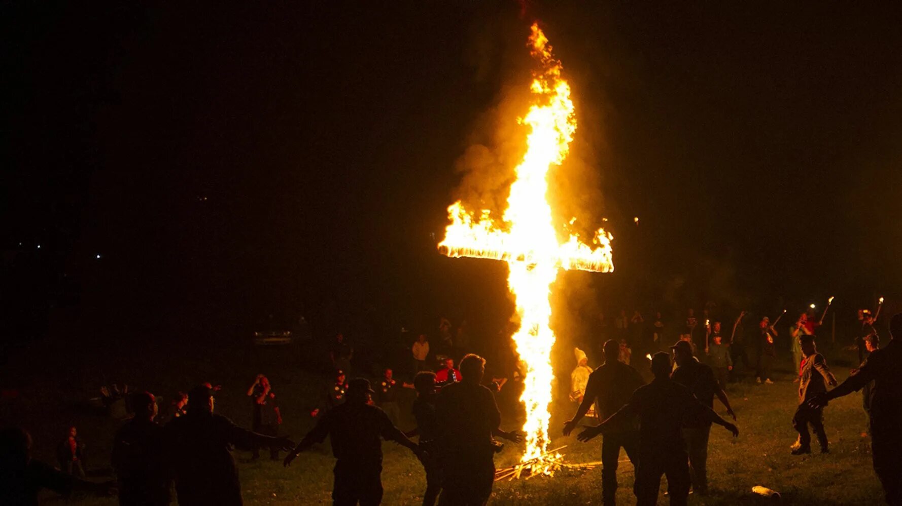 Могила в огне. Крест горит. Горящий крест. Outlast 2 горящий крест. Крест горит.