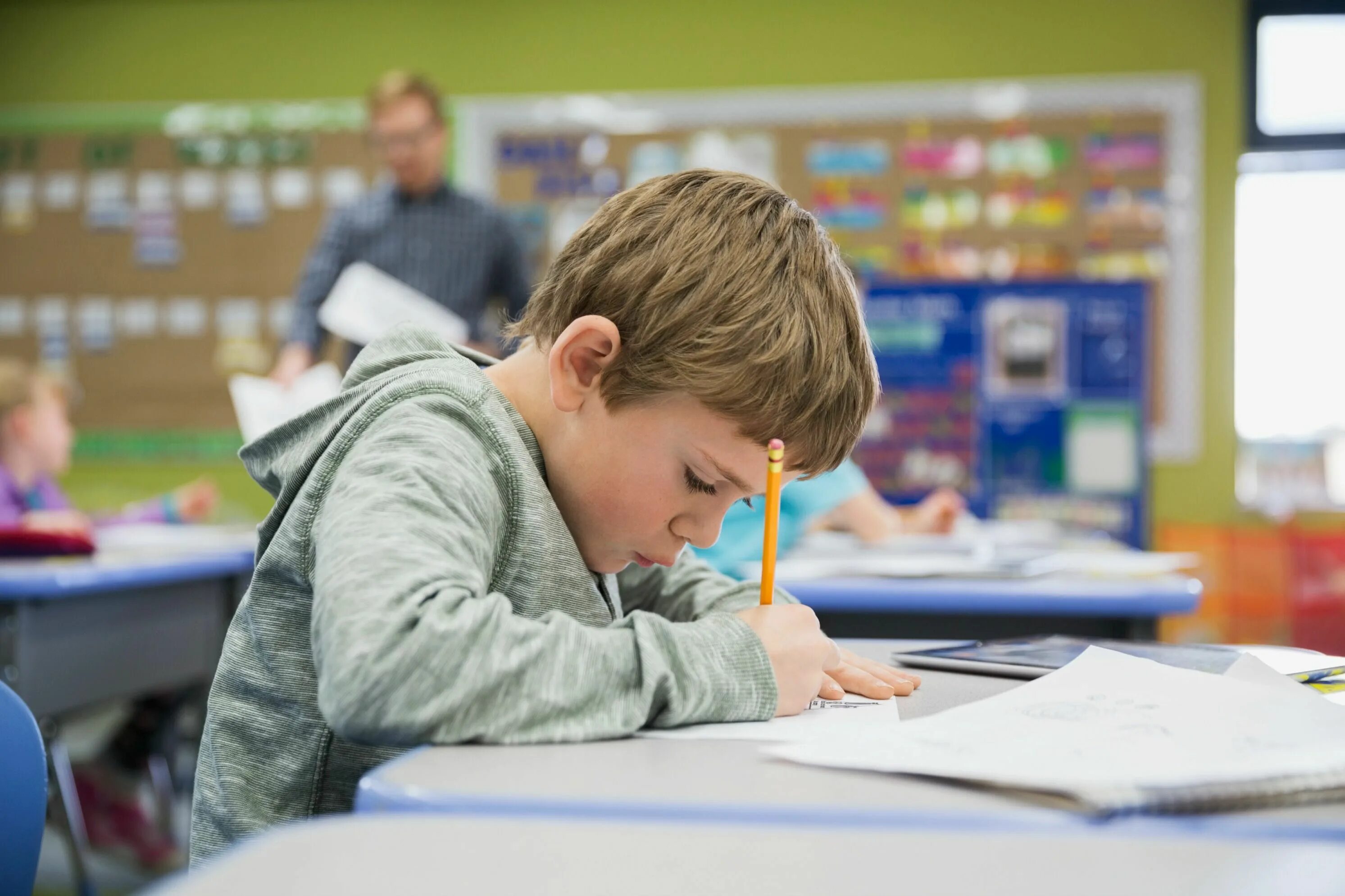 Выборы школы учатся. Школьник 4 класс. Обучающийся 4 класса. Child doing homework. Мальчик 4 класс.