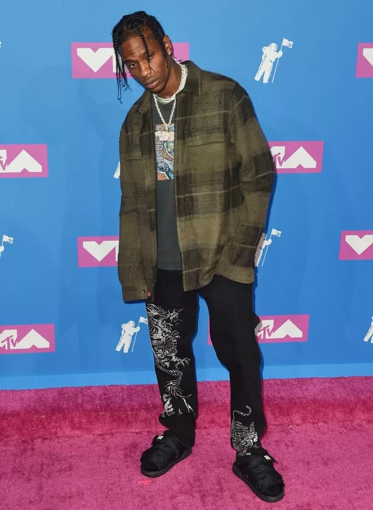 Трэвис скотт полный рос. Трэвис скотт 2021. Travis scott в полный рост. Travis scott в полный рост. Рост трэвиса скотта.