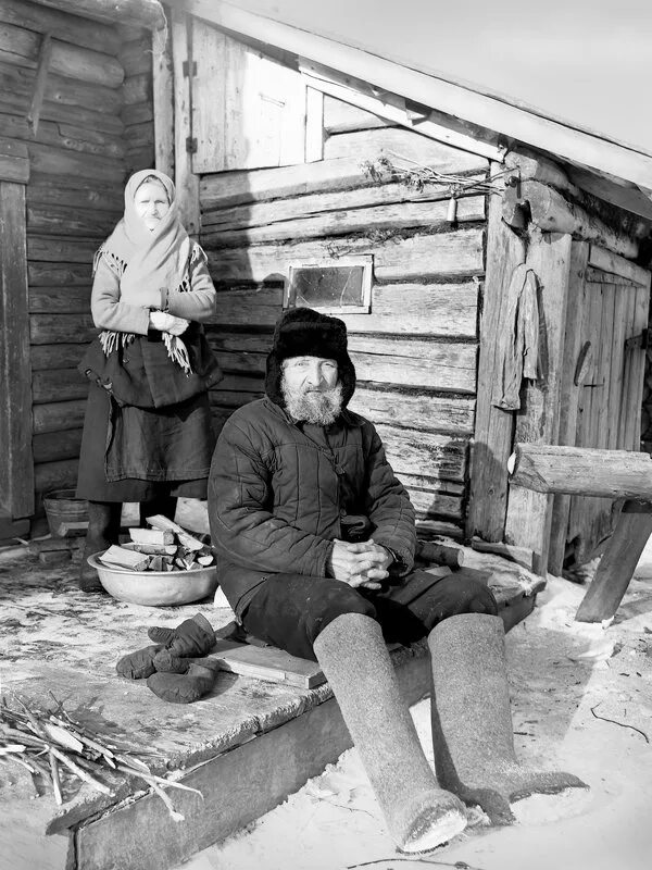 Старик на завалинке. Старики в деревне. Старик в валенках. Мужики на завалинке. В бане с старым со своим дедом