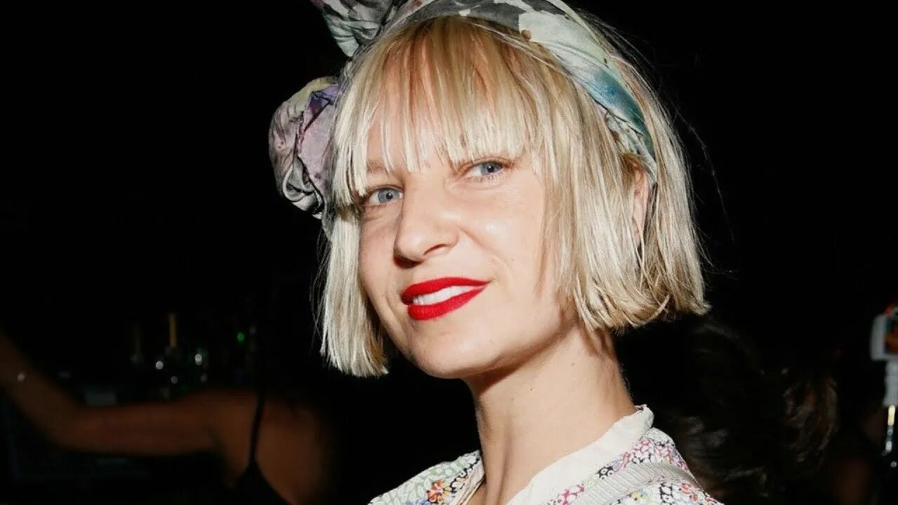 Сиа певица 2020. Харламов пародия на sia. Сиа вокалистка. Харламов пародия на sia. Sia фото певицы.