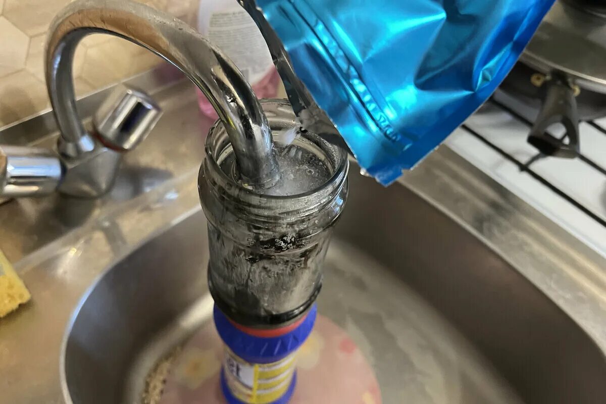 известковый налет в ванной. краник для раковины. известковый налет со смесителя. чистка смесителя. известковый налет на смесителе.