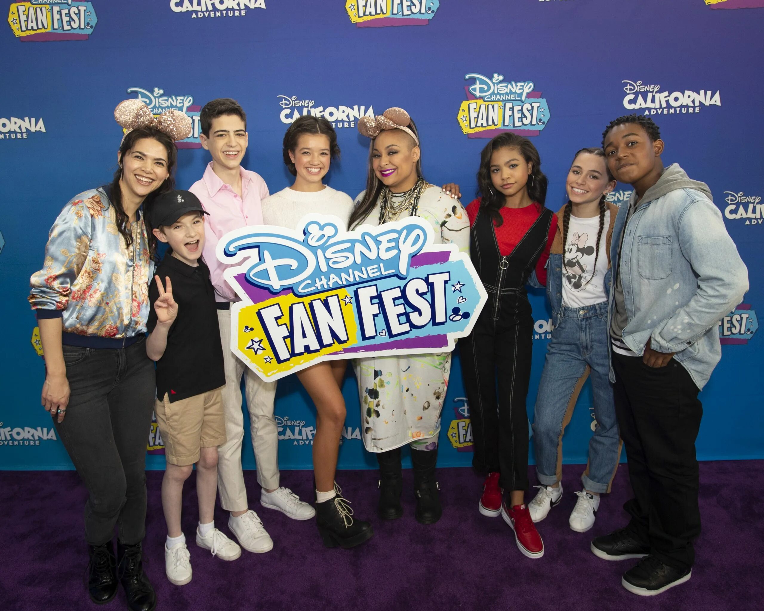 Новости дисней. Никелодеон против Дисней. Дисней новости. Legendary Disney channel Stars. Fan (Телеканал).