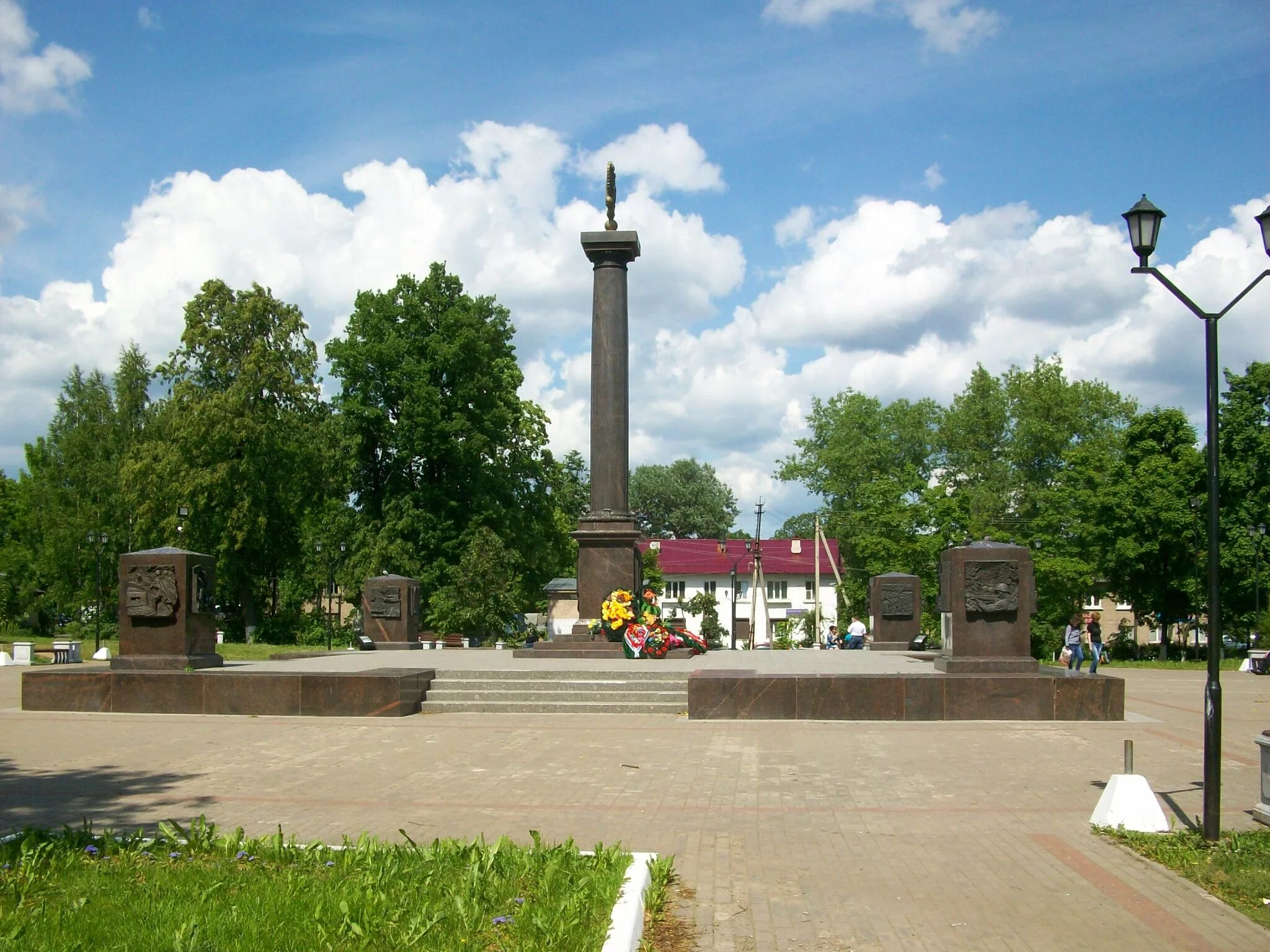 Город луги где. Город Луга Ленинградской области. Памятники города Луга Ленинградской области. Луга город Луга.