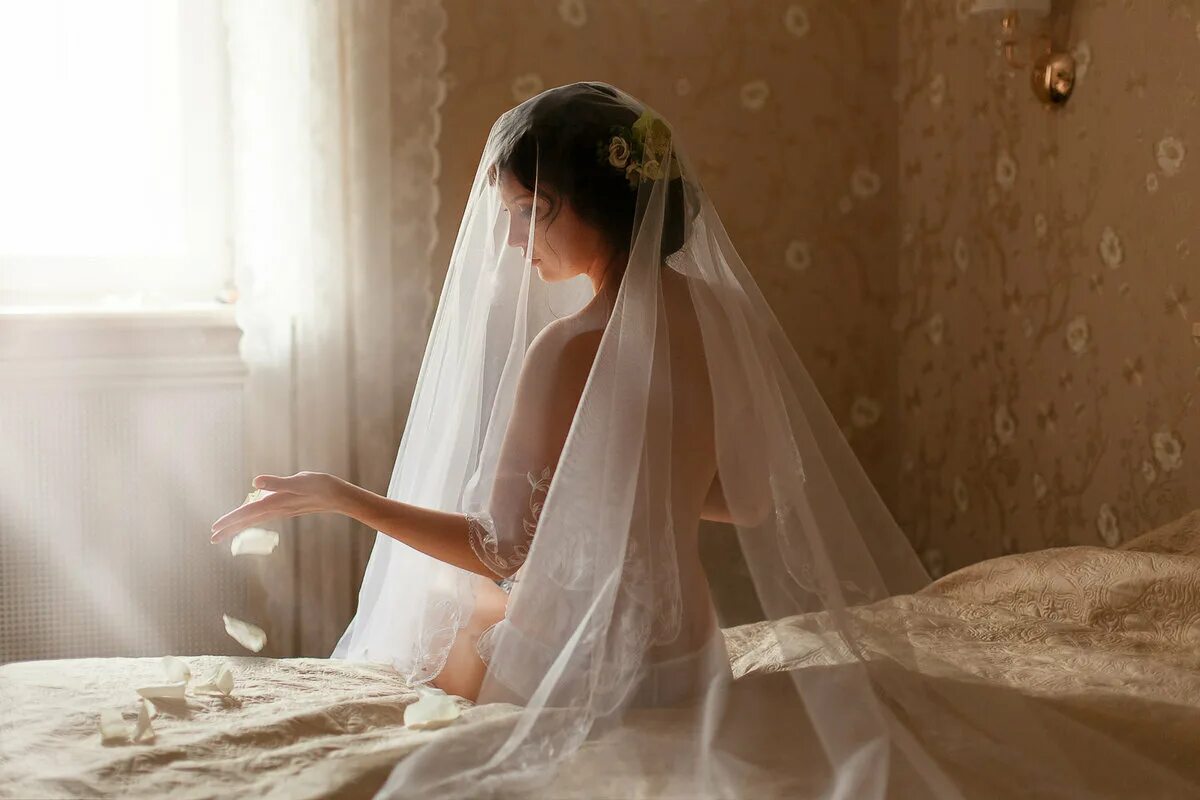 Первая брачная ночь домашнее. Чимилдик Секирин. Фотосессия невесты. Невеста в брачную ночь. Невеста первая ночь.