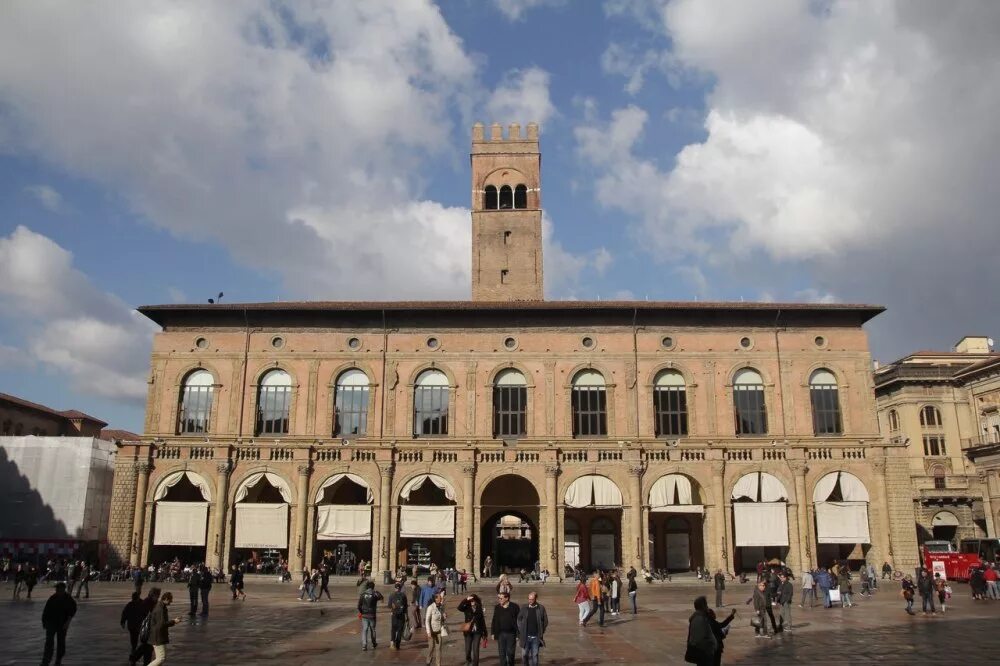 Самые первые университеты появились в. Первый университет в Болонье. Болонский университет Италия в средние века. Болонский университет Италия Коперник. Болонский университет Италия 1088.