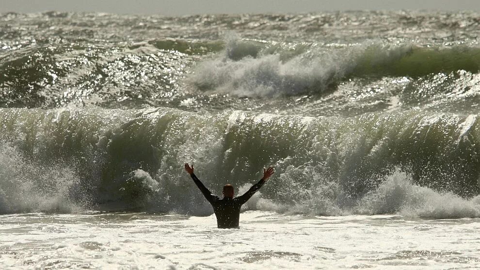 Ветер поднимал волны. Купание в шторм. Пляж волны. Море шторм. Бушующее море.