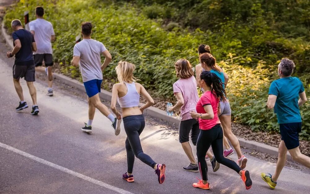 Чем полезен бег по утрам. Бег полезен. Лечебный бег. Занятие спортом бег. Бег и здоровье человека.