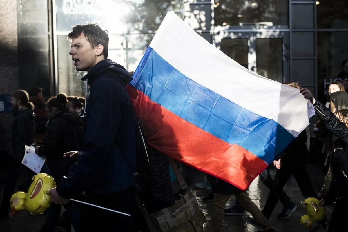 Наиболее известные формы протеста в адрес политического. Оппозиционный флаг России.