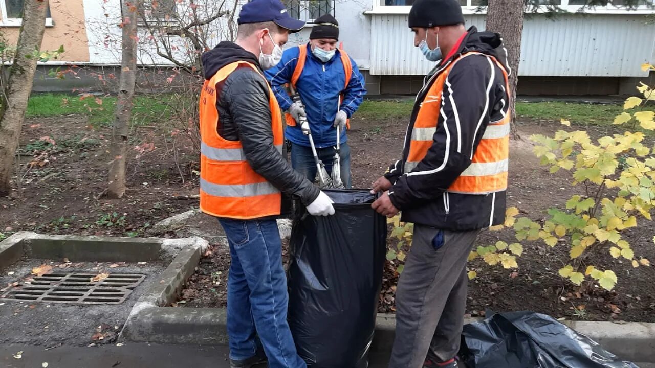 Уборка территории проводится 1 раз. Уборка территории. Уборка территории завода. Коммунальщики.