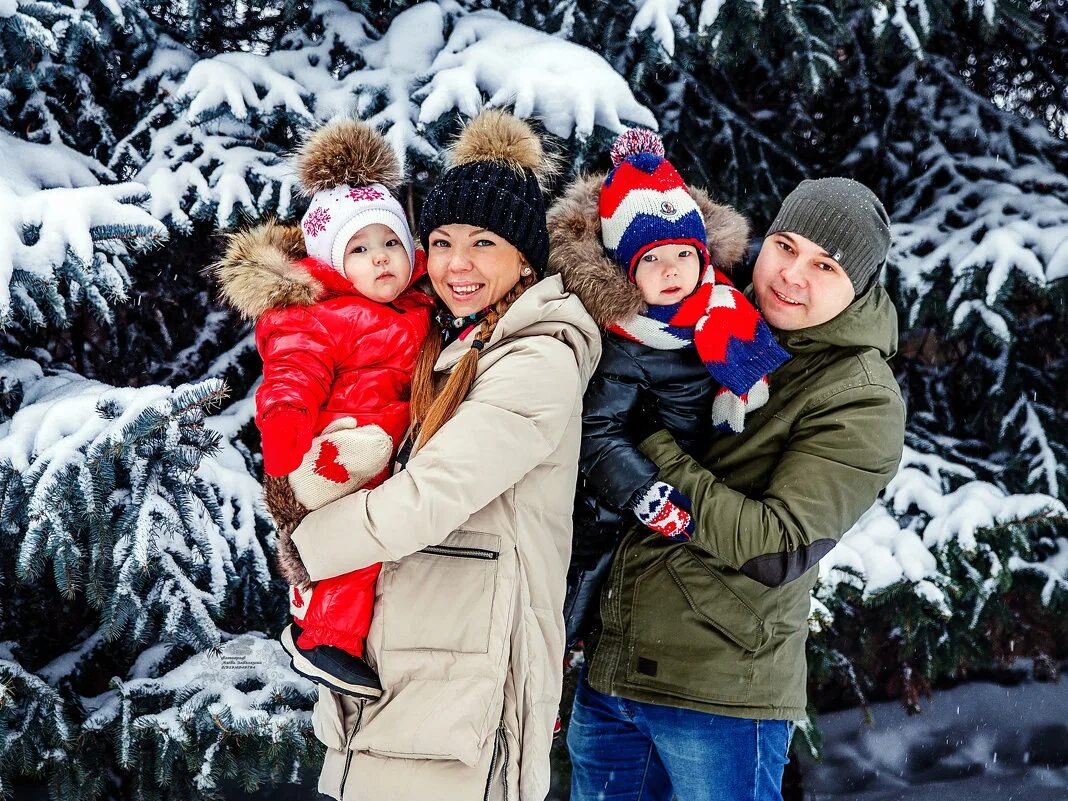 куда сходить зимой с семьей. дети на природе зимой. зимние каникулы дети. зимняя фотосессия на улице семейная. счастливая семья зимой.