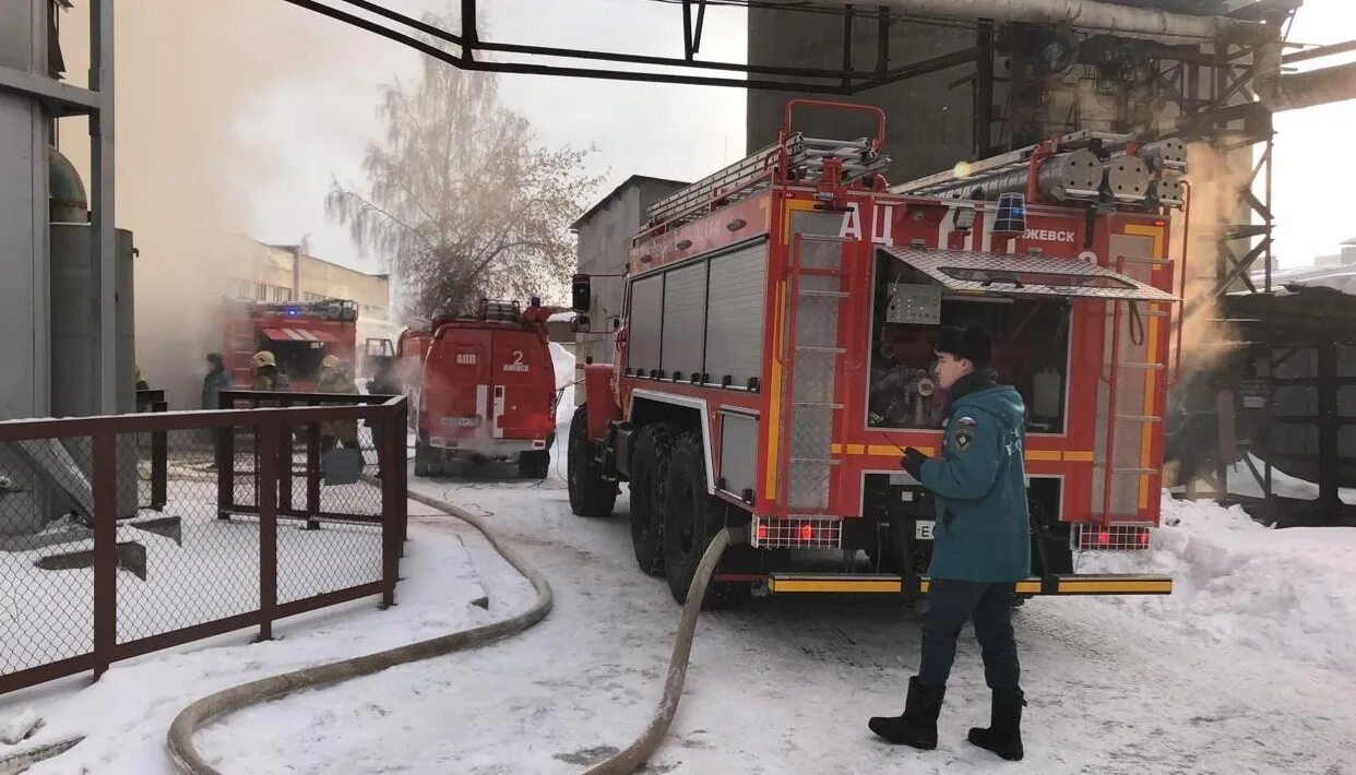 Тревога в ижевске сегодня. Пожары в здании промышленных объектов. Пожарные Ижевска. Пожар производственного здания в Ижевске сейчас. Возгорания в Ижевске пожарная машина.