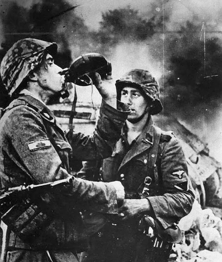 Солдаты СС мертвая голова. Солдаты Waffen SS. Солдаты СС Тотенкопф. SS Totenkopf солдаты.