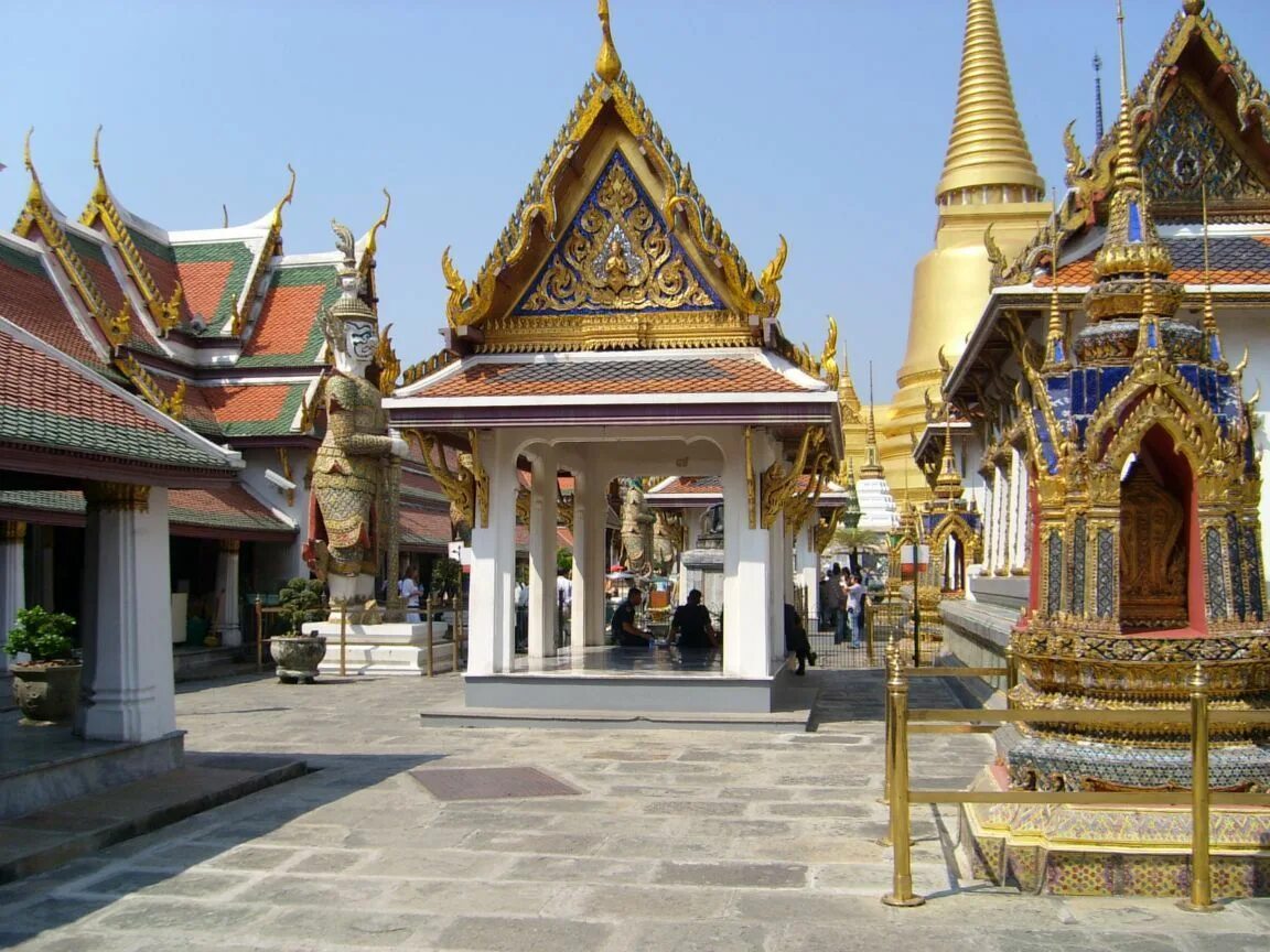 Королевский дворец в Бангкоке. Grand Palace Бангкок. Королевский дворец и храм изумрудного Будды (г. Бангкок). The Grand Palace Тайланд.