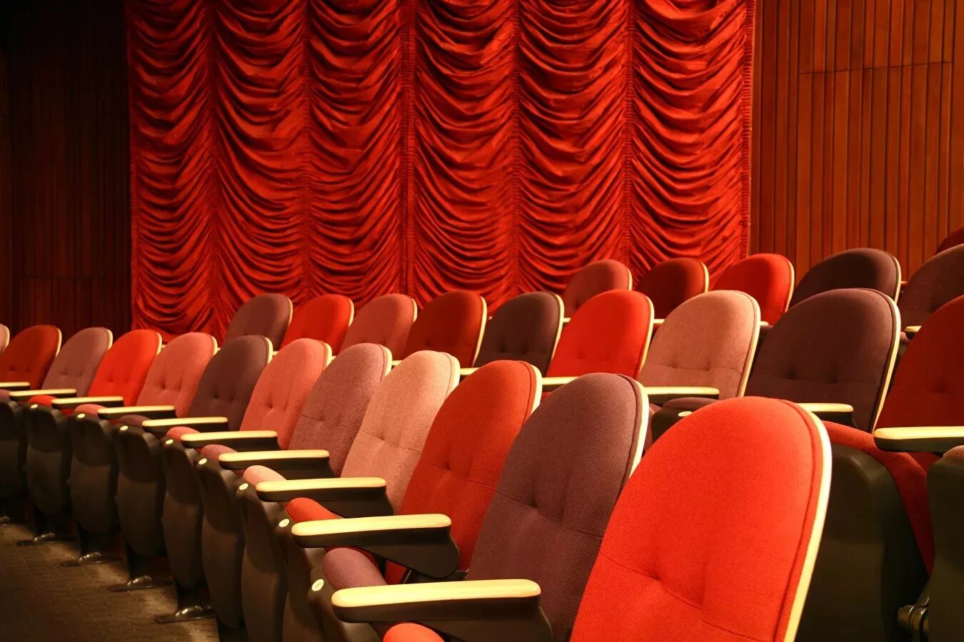Театральные стулья. Кресла в театре. Театральные кресла. Кресла в зале театра. Стулья в театре.